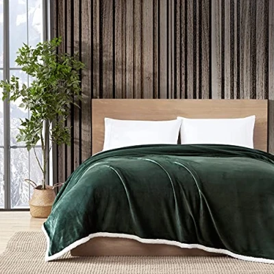 Imagen de Eddie Bauer Manta de la colección Ultra Plush Funda Reversible Forro Polar Sherpa, Suave y acogedora, Cama o sofá, matrimonial/Queen, Verde