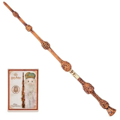 Imagen de HARRY POTTER WIZARDING WORLD Varita Dumbledore DELUXE Auténtica de Albus 30 cm con Tarjeta Hechizo 6062060 Juguetes Niños 6 Años +