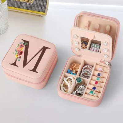Imagen de Pequeño joyero con letras iniciales M y flor inicial organizador de viaje caja regalos para mujeres niñas Navidad cumpleaños boda dama honor