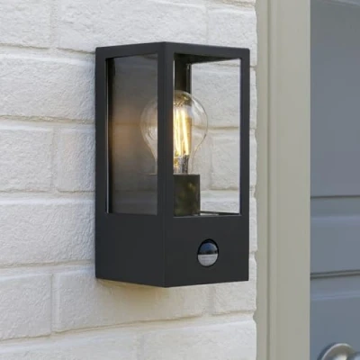 Imagen de CGC Lighting Lámpara de pared para exterior, luz negra con sensor movimiento PIR y difusor transparente IP44 E27