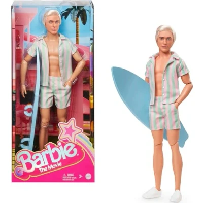 Imagen de Muñeco Ken® de la película Barbie™ con un conjunto playero a rayas pastel