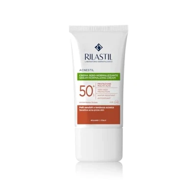 Imagen de Rilastil Acnestil Sun System, Protector Solar SPF 50, Previene el Envejecimiento Cutáneo y las Quemaduras, Acción Anti Acné, Resistente al Agua, para Pieles Mixtas Grasas 40 ml
