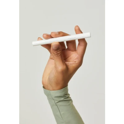 Imagen de KIKO Milano Nail &amp; Cuticle Scrub Pen Tratamiento exfoliante para cutículas en formato lápiz con aceite de Kukui
