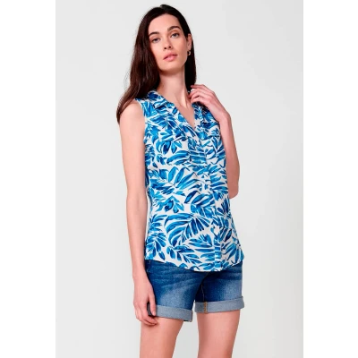 Imagen de Blusa sin mangas y cuello camisero cierre con botones bajo redondeado estampado floral placa metálica logo Koröshi en el para mujer color azul