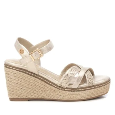 Imagen de XTI Sandalia Mujer Oro Calzado Cómodo y Versátil Moda casual Modelo 14411701 (Talla 38)