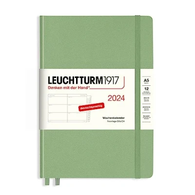 Imagen de LEUCHTTURM1917 367617 Agenda semanal mediana (A5) 2024, con cuaderno adicional para direcciones y aniversarios, salvia, alemán, 12 meses