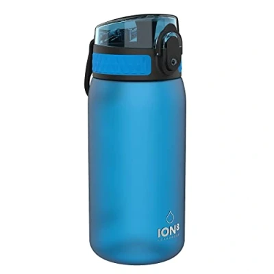 Imagen de Ion8 Botella de Agua para Niños, 350ml, a Prueba Fugas, Fácil Abrir, Cerradura Segura, Apta Lavavajillas, Sin BPA, Asa Transporte, Limpiar, Neutro en Carbono, Azul