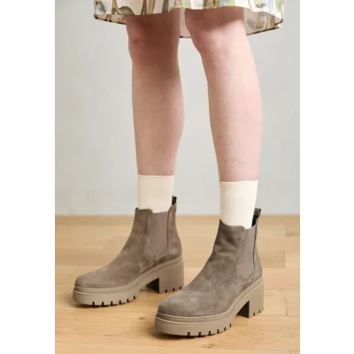Imagen de Tamaris Botines Chelsea de Piel para Mujer, Tacón Cuadrado, Cómodos, Gris Topo Ante, 39 EU