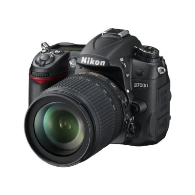 Imagen de Nikon D7000 Cámara réflex digital de 16.2 Mp (estabilizador óptico), color negro kit con objetivo AF S DX 18 105mm VR