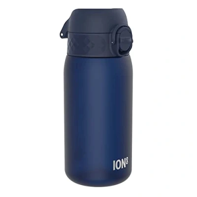 Imagen de Ion8 Botella de Agua para Niños, 350ml, a Prueba Fugas, Fácil Abrir, Cerradura Segura, Apta Lavavajillas, Sin BPA, Asa Transporte, Limpiar, Neutro en Carbono, Azul Marino
