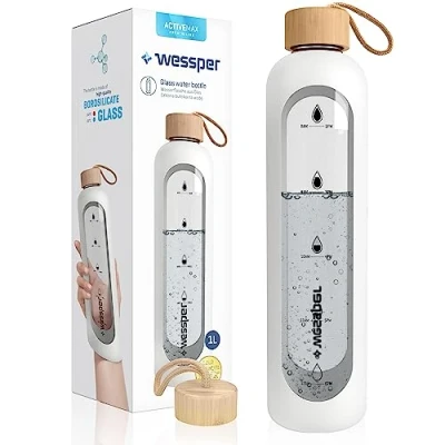 Imagen de Wessper botella de cristal 1 L con marcas tiempo, sin BPA, motivación para beber, agua borosilicato, hermética tapa bambú, reutilizable, funda silicona, color blanco