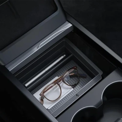Imagen de Spigen Tesla Model 3 2024 Highland Bandeja Organizadora de Consola Central con Tecnología Deslizamiento Suave, Multifuncional, Inteligrip, diseñada para Accesorios Modelo Carbono