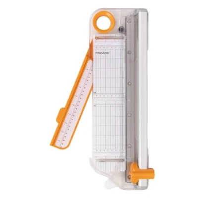 Imagen de Fiskars Recortadora de papel reciclado, hoja giratoria titanio 45 mm a 30 cm o A4