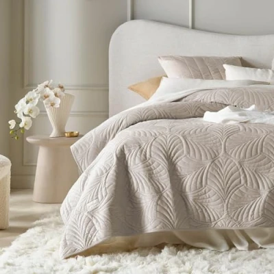 Imagen de ROOM99 Feel Elegante Colcha Beige 170 x 210 cm Manta Versátil como de Cama o Sofá para y Estilo Patchwork Ideal Bedspread