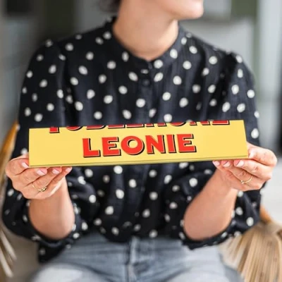 Imagen de Toblerone personalizado con Nombre Barra de leche y chocolate, miel, almendras turrón o Texto (360 Gramos)