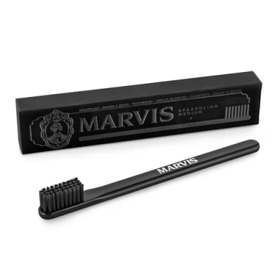 Imagen de Marvis cepillo de dientes negro, plástico con funda para cabezal transparente, dental viaje la placa y el sarro