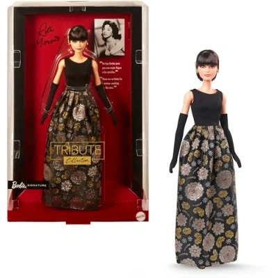 Imagen de Barbie Signature Tribute Collection Rita Moreno Muñeca coleccionable con vestido negro y dorado guantes zapatos, incluye soporte para muñecas