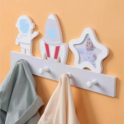 Imagen de Navaris Perchero de Pared Infantil Personalizable Colgador para Niños Madera con Marco Fotos y 4x Percha Abrigos Chaquetas Percheros Infantiles Astronautas