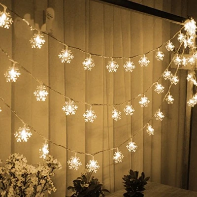 Imagen de Trixes Guirnalda luminosa de 1,5 meros formada por 20 LED con forma copo nieve. Luz blanca cálida. Artículo perfecto para realizar decorados navideños en hogares