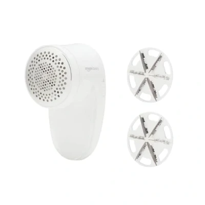 Imagen de Amazon Basics Afeitadora de tela a pilas, quitapelusas con dos cuchillas repuesto, Blanco