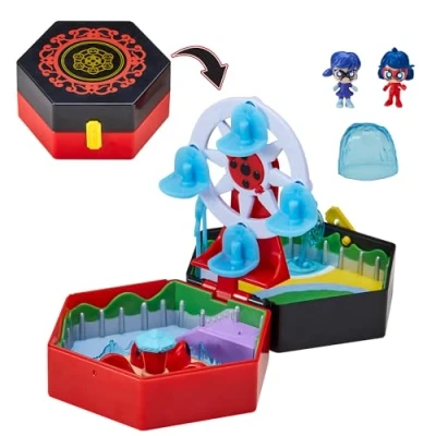 Imagen de BANDAI Miraculous Ladybug Mini Chibi Panadería Mundial Minifiguras de Marinette y Adrien Incluidas Licencia Oficial Caja con Accesorios P50551