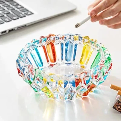 Imagen de cenicero de cristal, colorido cigarrillos cigarrillos, soporte mesa, decoración mesa