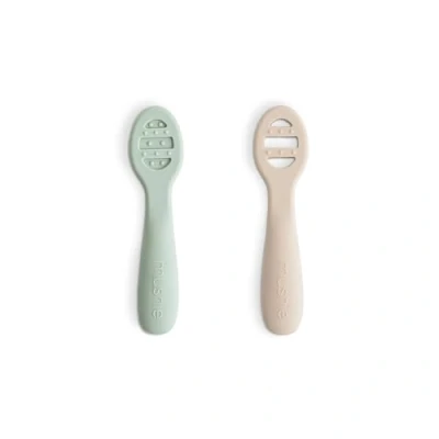 Imagen de Mushie Cuchara de Aprendizaje Silicona Paquete 2 Cucharas Para Niños Pequeños Bebés que Aprenden a Comer Solos Aptas el Lavavajillas Cambridge/Shifting Sand