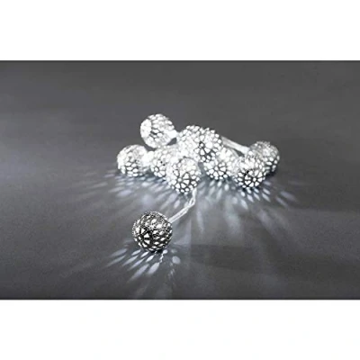 Imagen de Konstsmide 3188 303, Guirnalda LED con Bolas de Metal (10 Diodos Blanco Frío, Funciona 3 Pilas AA 1,5 V, Cable Transparente)