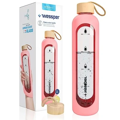 Imagen de Wessper Botella de cristal borosilicato con marcas tiempo, 1 L, hermética tapa bambú, reutilizable funda silicona, color rosa (WES260)