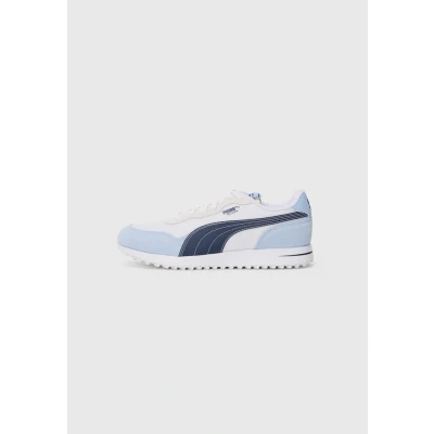 Imagen de Zapatillas de golf PUMA x PALM TREE CREW Helsinki unisex, Calzado, Blanco/Haute Tropic/Deep Navy, 48