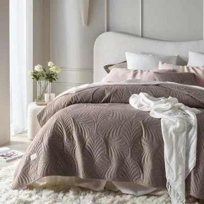 Imagen de ROOM99 Feel Elegante Colcha en Color marrón 170 x 210 cm, versátil como o Manta para sofá Cama sofá, Ideal de Terciopelo