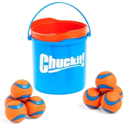 Imagen de Chuckit! Ultra Ball Juguete para Perros con Cubo de Limpieza Juguetes Mascotas Bouncy Fetch 20 a 60 Libras Flota en el Agua Goma Duradera Tamaño Mediano 2.5