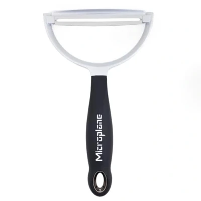 Imagen de Microplane Pelador profesional XL Hoja ancha Y afilada de acero inoxidable para pelar frutas verduras Mango ergonómico en forma Trituradora queso, 48095E
