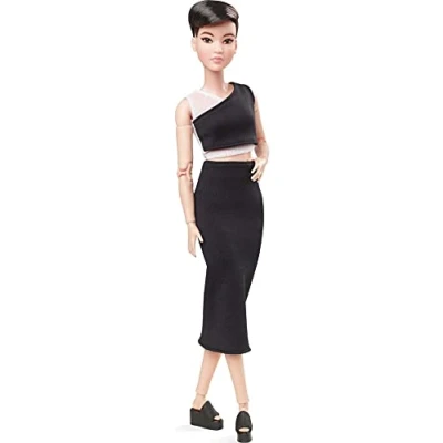 Imagen de Barbie Signature, muñeca Pelo Corto con Accesorios de Moda Juguete (Mattel GXB29)