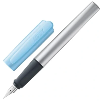 Imagen de Lamy nexx azure Pluma estilográfica con empuñadura antideslizante y plumín de acero pulido para zurdos (LH) en tamaño M cuerpo triangular aluminio incluye cartucho T 10 azul