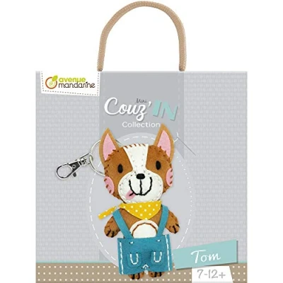 Imagen de Clairefontaine ES Avenue Mandarine KC087C une boite Mini Couz&#039;in comprenant figurine en feutrine 7x3x18 cm, fil, aiguille et accessoires, Tom le chien