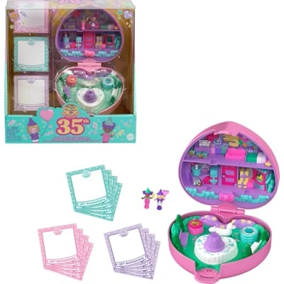 Imagen de Polly Pocket 35. Aniversario Sellos con Motivos Festivos Conjunto de Juego y muñecas, Estuche Homenaje para coleccionistas, Incluye 2 3 12 Tarjetas papelería, HWP20
