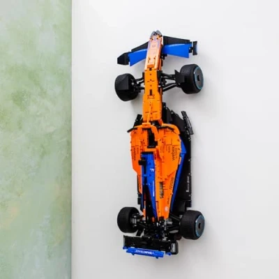 Imagen de Capricorn Goods Gancho de montaje en pared para LEGO 42141 Technic McLaren Fórmula 1 2022 réplica coche carreras, kit construcción modelo motor F1