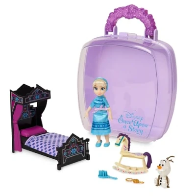 Imagen de Disney Store Oficial Set de Juego con Minimuñeca Elsa, Frozen: El Reino Hielo, Disney&#039;s Once Upon a Story, 7 Piezas, Incluye Olaf, Caballo Mecedora, Cama Manta Estampada, para +3 años