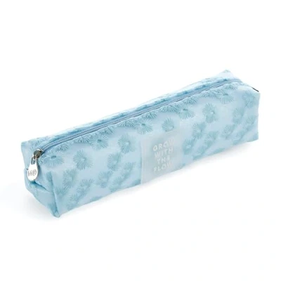 Imagen de Miquelrius Portatodo Ovalado con Flores Bordadas, Estuche 1 Compartimento, Tamaño 200 x 45 mm, Material poliéster, Cierre Cremallera, Tirador metálico, Color Azul
