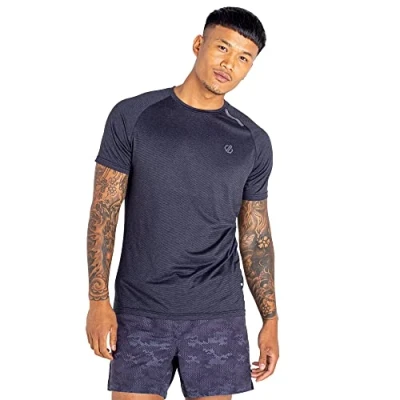 Imagen de Dare2b Camiseta Persist de Entrenamiento para Hombre GIM and Running Q WIC Plus Tejido Ligero con Repelente olores y Detalles Reflectantes Estampados Deportiva