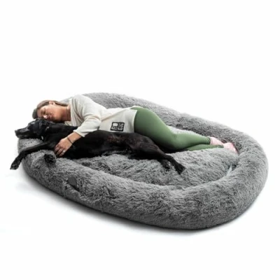 Imagen de InnovaGoods® Human Dog Bed XXL, Cama para Perro, Perro Grande, poliéster, Perros antiestrés, relajación y Descanso, Funda extraíble Lavable. Medidas Aprox.190x140x25cm, Gris.