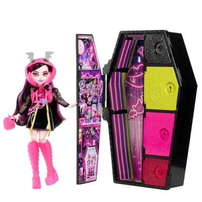 Imagen de Monster High Skulltimate Secrets Neon Frights Draculaura Muñeca con Armario y 15 Accesorios Sorpresa, Brilla en la Oscuridad, Juguete +4 años (Mattel HNF78)
