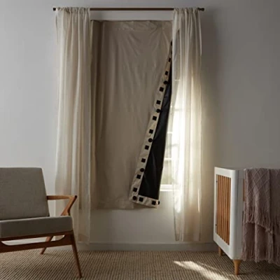 Imagen de Amazon Basics Cortina opaca de viaje con ventosas, color beige, 1 unidad, 198 x 127 cm