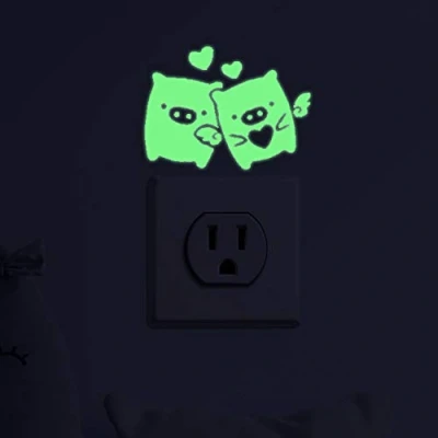 Imagen de Pegatinas de pared BRILLAN EN LA OSCURIDAD. Vinilo decorativo para enchufe o interruptor CERDOS ENAMORADOS. animales FLUORESCENTES. Láminas luminosas