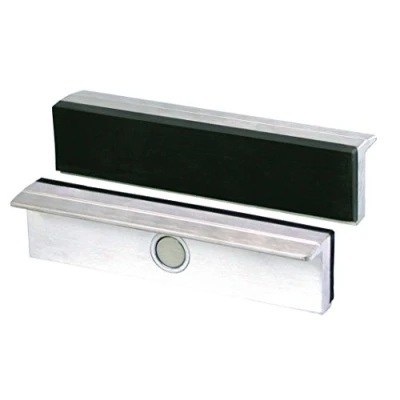 Imagen de Cuadrado para hornear paralelo protegido con imanes integrados, compatible tornillo de banco. Material: aluminio y caucho., 112160