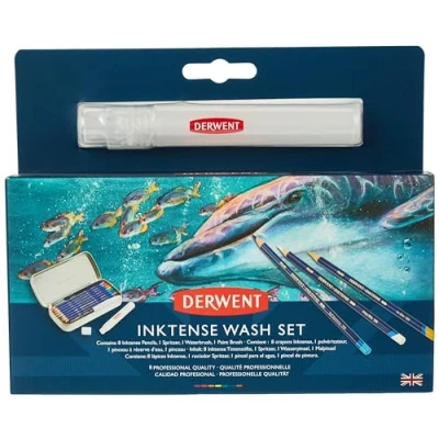 Imagen de Derwent Inktense Set de Acuarelas con 8 Lápices Color Acuarelables, Incluye Pulverizador, Pincel Agua y Acuarelas, Ideal para Dibujar Pintar en Papel Tejidos, Profesional (2302584)