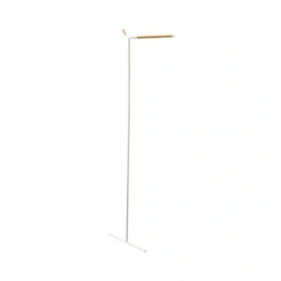 Imagen de YAMAZAKI 5550 TOWER Perchero de esquina inclinado, blanco, Acero/Madera, minimalista, 48.5 x 31.5 160 cm