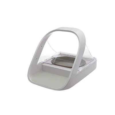 Imagen de Comedero para mascotas SureFeed Sure Petcare con lector de microchip y tapa sellada, compatible placas identificación RFID, comida húmeda seca, blanco, necesita 4 pilas C (no incluidas).