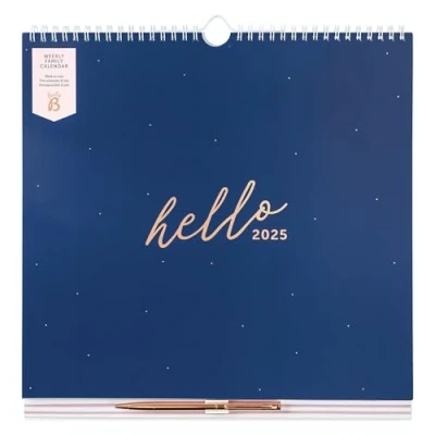Imagen de Busy B Calendario familiar de pared 2025 con vista semanal para 5 miembros Planificador A4 azul marino y dorado planes comidas, listas la compra, pegatinas bolsillo guardar cosas